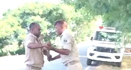 वसूली के पैसे को लेकर सड़क पर भिड़े 2 पुलिसकर्मी, वीडिया वायरल, एसपी ने किया लाइन हाजिर 1 2 policemen clash on the road over recovery money video goes viral SP lines up