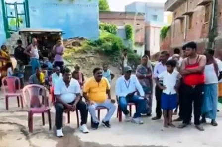 बीडीओ ने कचरा उठाव एवं निष्पादन के लिये ग्रामीणों को किया जागरूक 1 BDO made villagers aware about garbage collection and disposal