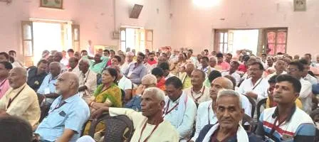 सीपीआईएम का त्रिदिवसीय राज्य स्तरीय प्रशिक्षण शिविर का उद्घाटन, बोले प्रकाश करात- खतरे में लोकतंत्र और संविधान 3 CPIMs three day state level training camp inaugurated Prakash Karat said democracy and constitution in danger 11