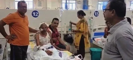 घर में घुसकर बुजुर्ग दंपति को लाठी डंडो से पीटकर किया बुरी तरह जख्मी 1 Entered the house and badly injured an elderly couple by beating them with sticks