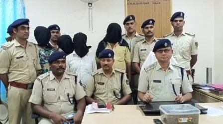 वाहन चेकिंग देख भाग रहे युवक के झोला से पुलिस को मिला एक किलो गांजा, 6 गिरफ्तार 1 Police found one kilo of ganja in the bag of a young man who was running away after seeing the vehicle checking 6 arrested