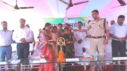 करायपरसुराय और बेरथू हाई स्कूल मैदान में जिला प्रशासन द्वारा जन संवाद कार्यक्रम का आयोजन 2 Public dialogue program organized by the district administration at Karayaparsurai and Berthu High School grounds. 111