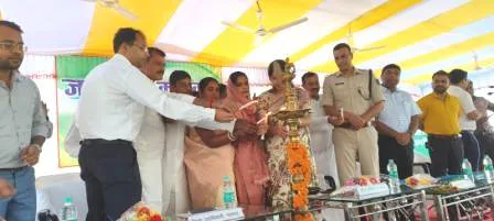 करायपरसुराय और बेरथू हाई स्कूल मैदान में जिला प्रशासन द्वारा जन संवाद कार्यक्रम का आयोजन 1 Public dialogue program organized by the district administration at Karayaparsurai and Berthu High School grounds