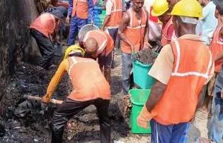 स्वच्छता मित्र ने बडीहा रोड बाजार में चलाया स्वच्छता ही सेवा अभियान 2 Swachhta Mitra launched Swachhata Hi Seva campaign in Badiha Road market. 1