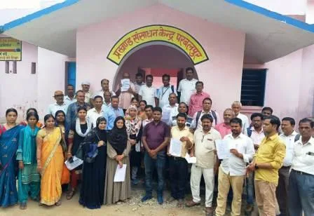 परवलपुर प्रखंड परिसर एकत्रित होकर शिक्षकों ने विभागीय आदेश की प्रतियां जलाई, आंदोलन का किया आगाज 1 Teachers gathered at Parwalpur block campus and burnt copies of departmental orders started the movement