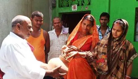 मेरी माटी मेरा देश अभियान के तहत भाजपा कार्यकर्तओं ने घर-घर जाकर मिट्टी एकत्र किया 1 Under the Meri Maati Mera Desh campaign BJP workers went door to door and collected soil