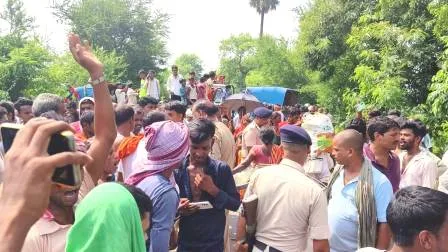 ग्रामीणों ने ट्रांसफार्मर बदलने को लेकर किया फतुहा-इस्लामपुर मुख्य सड़क को जाम 1 Villagers blocked Fatuha Islampur main road for changing transformer