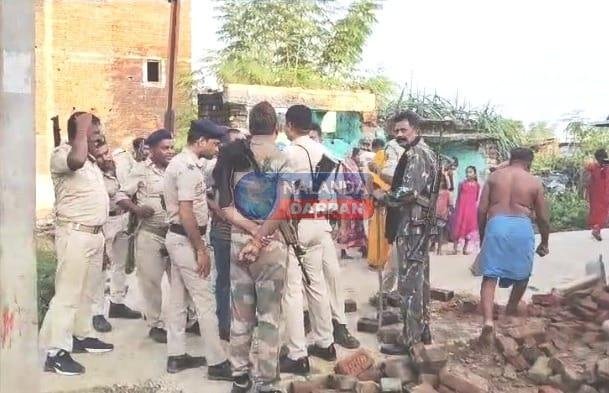 अतिक्रमण हटाने गई प्रशासन और ग्रामीणों में झड़प, एक पुलिसकर्मी जख्मी, दो महिला गिरफ्तार 1 अतिक्रमण हटाने गई प्रशासन और ग्रामीणों में झड़प 1