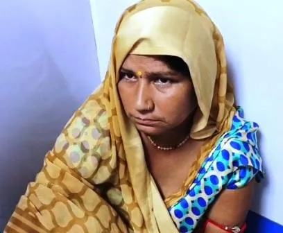 बैंक से घर लौट रही महिला से एक लाख रुपए छीनकर फरार हुए बाइक सवार 1 Bike riders ran away after snatching one lakh rupees from a woman returning home from the bank 1