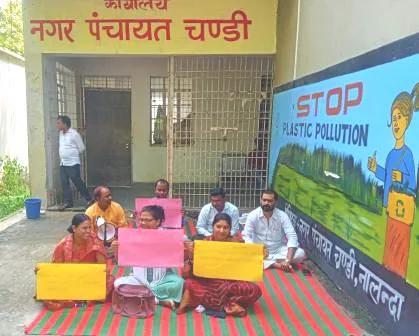 चंडी नगर पंचायत में विकास कार्य नहीं होने से नाराज़ पार्षदों ने दिया धरना, उपमुख्य पार्षद भी साथ 2 Councilors angry over lack of development work in Chandi Nagar Panchayat staged a protest Deputy Chief Councilor also accompanied