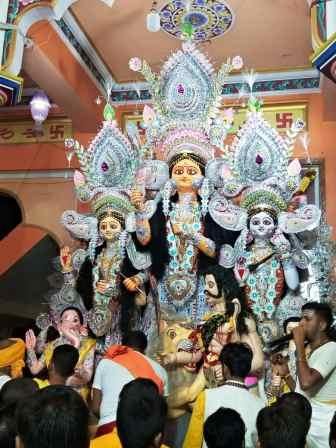 Crowd of devotees gathered in Islampur as soon as the doors of Maa Durga opened 1