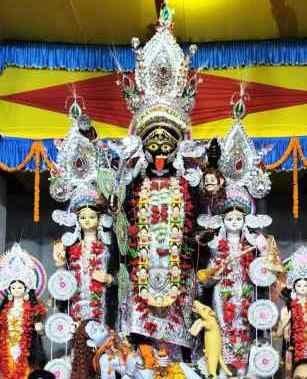 Crowd of devotees gathered in Islampur as soon as the doors of Maa Durga opened 2