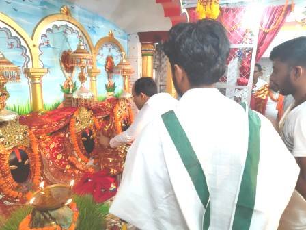 Nalanda DM offered prayers at Islampur Maa Durga Badi Maharani Temple and made vows 2