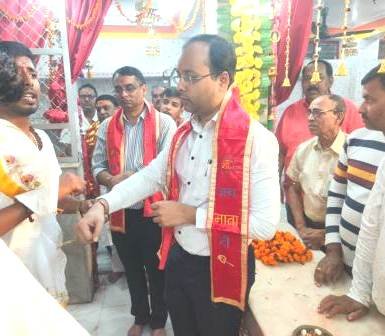 Nalanda DM offered prayers at Islampur Maa Durga Badi Maharani Temple and made vows 3