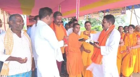 लालू-राबड़ी-तेजस्वी की जमानत से राजद में खुशी की लहर, पूजा-पाठ कर बांटे लड्डू 2 Wave of happiness in RJD due to the bail of Lalu Rabri Tejashwi distributed laddus after worshiping 2