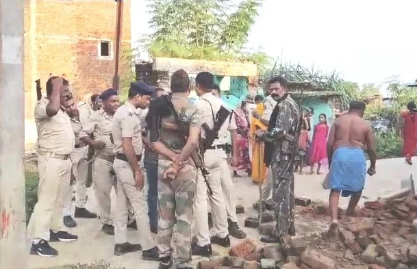 अतिक्रमण हटाने गई प्रशासन और ग्रामीणों में झड़प, एक पुलिसकर्मी जख्मी, दो महिला गिरफ्तार 1 अतिक्रमण हटाने गई प्रशासन और ग्रामीणों में झड़प 1