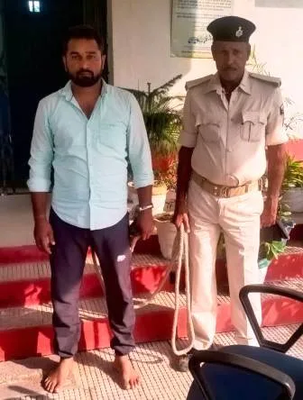 देशी कट्टा-कारतूस के साथ एक अपराधी गिरफ्तार 2 A criminal arrested with country made pistol and cartridges 1