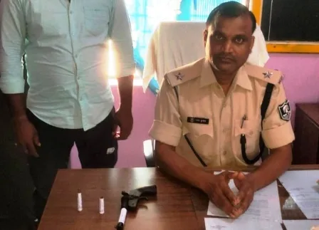 देशी कट्टा-कारतूस के साथ एक अपराधी गिरफ्तार 1 A criminal arrested with country made pistol and cartridges