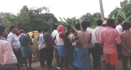 पराली जलाने को लेकर प्रशासन और ग्रामीणों में झगड़ा, थानेदार द्वारा गाली गलौज के बाद सड़क जाम 1 Clash between police and villagers over stubble burning road jam after police station officer abused him 1