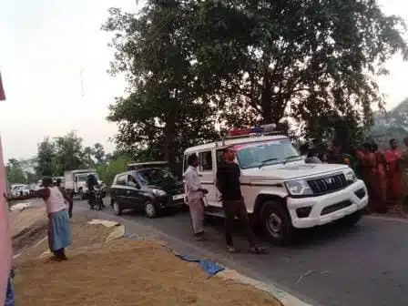 पराली जलाने को लेकर प्रशासन और ग्रामीणों में झगड़ा, थानेदार द्वारा गाली गलौज के बाद सड़क जाम 2 Clash between police and villagers over stubble burning road jam after police station officer abused him 2