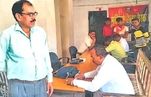 पुलिस अंकित बाइक सवार बदमाशों ने सीएसपी संचालक से छीने 2.40 लाख रुपए 1 Miscreants riding police marked bike snatched Rs 2.40 lakh from CSP operator