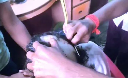 मोबाइल चोरी का आरोप लगा युवक का सिर मुड़वा सरेआम बाजार में घुमाया 1 Youth accused of mobile theft decapitated and paraded in the market publicly