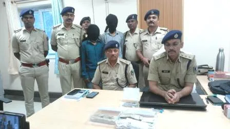 वाहन चेकिंग के दौरान चांदी की तस्करी के आरोप में बाइक सवार 2 युवक गिरफ्तार 1 चांदी की तस्करी