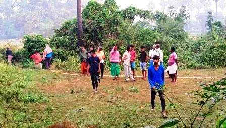 पेड़ से लटका मिला विदेशिया कलाकार का शव, हत्या या आत्महत्या? जांच में जुटी पुलिस 1 पेड़ से लटका मिला विदेशिया कलाकार का शव