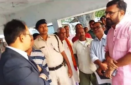 छठ पूजा को लेकर जिलाधिकारी ने बड़गांव सूर्यमंदिर तालाब का किया निरीक्षण 2 बड़गांव सूर्यमंदिर तालाब 2