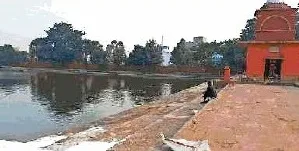 बाबा मणिराम सूर्य मंदिर तालाब में अलौकिक शक्तियों का अनुभव करते लोग 1 बाबा मणिराम सूर्य मंदिर तालाब