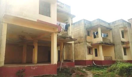 बेन प्रखंड परिसर स्थित आवासों पर वर्षों से अपात्रों का कब्जा 1 बेन प्रखंड परिसर