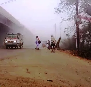 मौसम ने अपना मिज़ाज बदला और करवट ली, ठंड के साथ फैला कोहरे की चादर 1 मौसम ने अपना मिज़ाज बदला और करवट ली ठंड के साथ फैला कोहरे की चादर 2