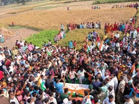 म्यांमार सीमा पर मणिपुर में शहीद का शव पहुंचते ही अमर रहे की नारों से गूंज उठा गांव 2 म्यांमार सीमा पर मणिपुर में शहीद 1