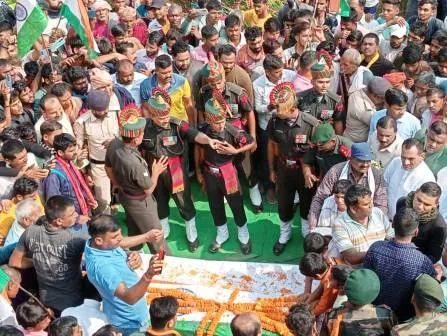 म्यांमार सीमा पर मणिपुर में शहीद का शव पहुंचते ही अमर रहे की नारों से गूंज उठा गांव 3 म्यांमार सीमा पर मणिपुर में शहीद 3