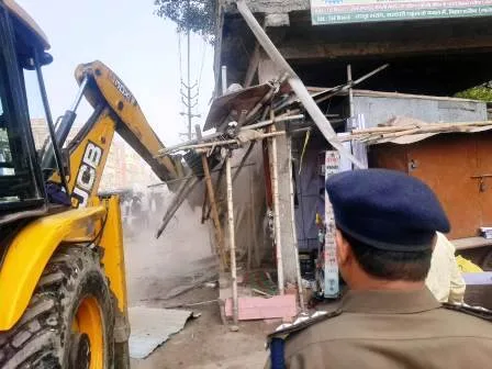 बिहारशरीफ नगर निगम क्षेत्र में अतिक्रमणकारियों पर चल रहा प्रशासन का पीला पंजा 1 Administrations yellow claw on encroachers in Bihar Sharif Municipal Corporation area 1