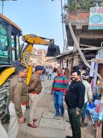 बिहारशरीफ नगर निगम क्षेत्र में अतिक्रमणकारियों पर चल रहा प्रशासन का पीला पंजा 2 Administrations yellow claw on encroachers in Bihar Sharif Municipal Corporation area 2