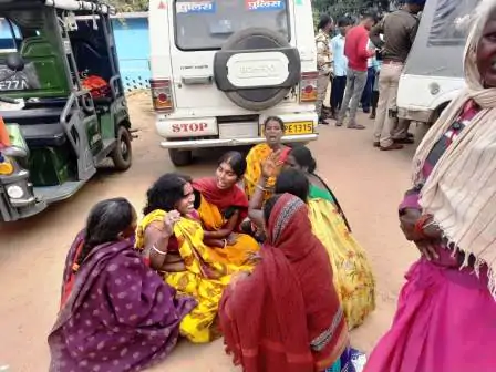 ट्रैक्टर की चपेट से बाइक सवार युवक की मौत, दूसरा जख्मी, सड़क जाम 2 Bike riding youth dies after being hit by tractor one injured road jammed 1