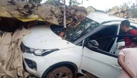 झोपड़ी में घुसी अनियंत्रित मारुति, 2 लोगों की मौत, 2 लोगों की हालत गंभीर 1 Out of control Maruti entered the hut 2 people died condition of woman including child is critical