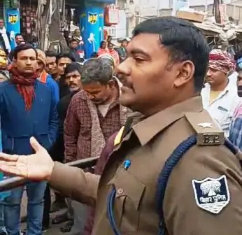 सोहसराय थानेदार का वायरल हुआ भरी भीड़ में गाली-गलौज करता वीडियो 1 Video of Sohsarai Police Station Officer abusing in crowd went viral 1