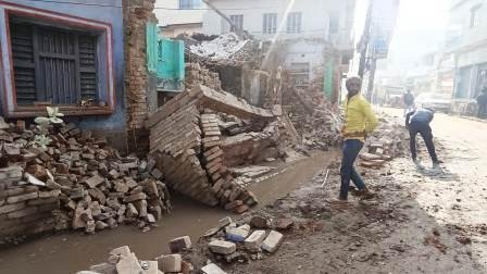 Biharsharif Smart City agency demolished house with JCB during drain construction 2