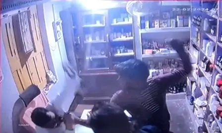 Doctor was beaten after entering the clinic demanded extortion incident captured in CCTV 1