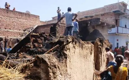 बिजली चोरी करते 11 लोग धराए, बिजली तार गिरने से घर राख 10 11 people caught stealing electricity house reduced to ashes due to falling electricity wire