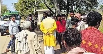 बारात देख रही युवती को बदमाश ने कनपटी में मारी गोली, मौत 11 A girl watching a wedding procession was shot in the temple by a miscreant she died