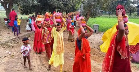 अखंड कीर्तन को लेकर निकाली गई भव्य कलश शोभायात्रा 9 Kalash grand procession taken out with Akhand Kirtan