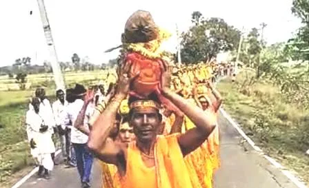 मां भगवती मंदिर के जीर्णोद्धार को लेकर निकला कलश शोभायात्रा 5 Kalash procession started for the renovation of Maa Bhagwati temple
