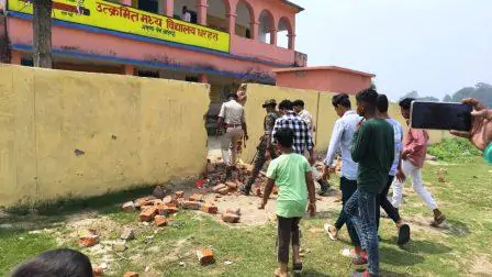 कब्रिस्तान की चहारदीवारी तोड़े जाने को लेकर भड़के लोग, 6 गिरफ्तार, फोर्स तैनात 4 People angry over breaking of boundary wall of cemetery 6 arrested force deployed 2