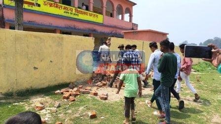 कब्रिस्तान की चहारदीवारी तोड़े जाने को लेकर भड़के लोग, 6 गिरफ्तार, फोर्स तैनात 1 People angry over breaking of boundary wall of cemetery 6 arrested force deployed 2