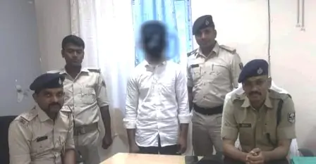 पुलिस ने 10 साल से फरार 25 हजार का इनामी अपराधी को दबोचा 6 Police caught a criminal who had been absconding for 10 years and had a reward of Rs 25000