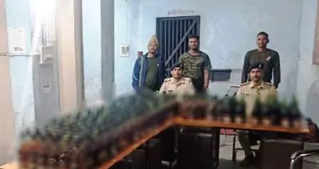 पटना से अररिया जा रही मां तारा यात्री बस से 1107 बोतल अंग्रेजी शराब समेत दो गिरफ्तार 1 Two arrested with 1107 bottles of English liquor from Maa Tara passenger bus