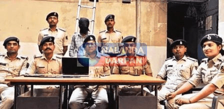 माउजर, कारतूस, मोबाइल, लैपटॉप, एटीएम कार्ड के साथ दो ठग धराए 1 Two thugs caught with mouse cartridges mobile laptop ATM card